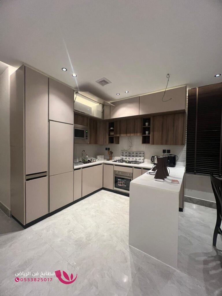 تصميم مطبخ عصري بخامات مقاومة للرطوبة في شمال الرياض