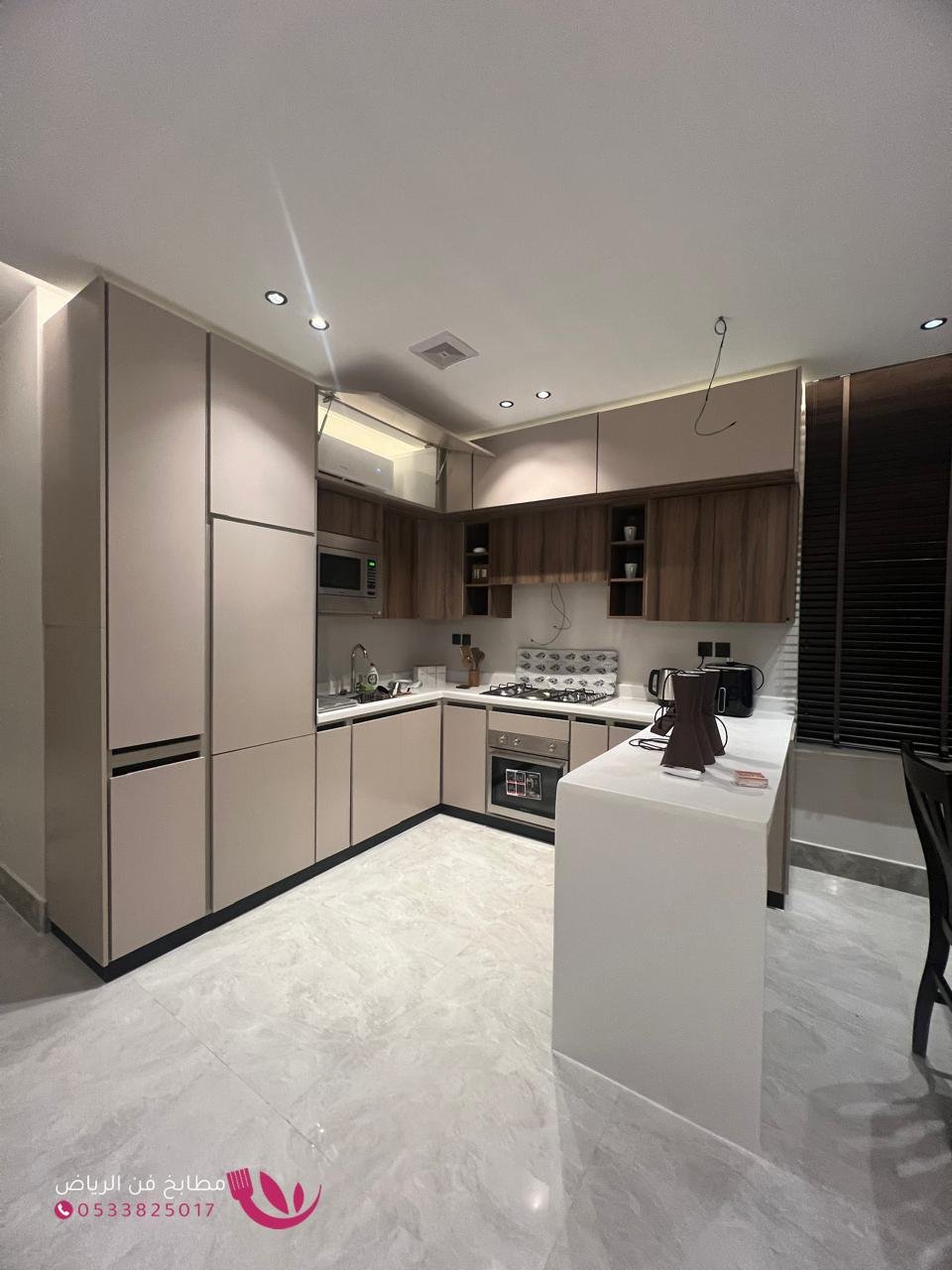 تصميم مطبخ عصري بخامات مقاومة للرطوبة في شمال الرياض
